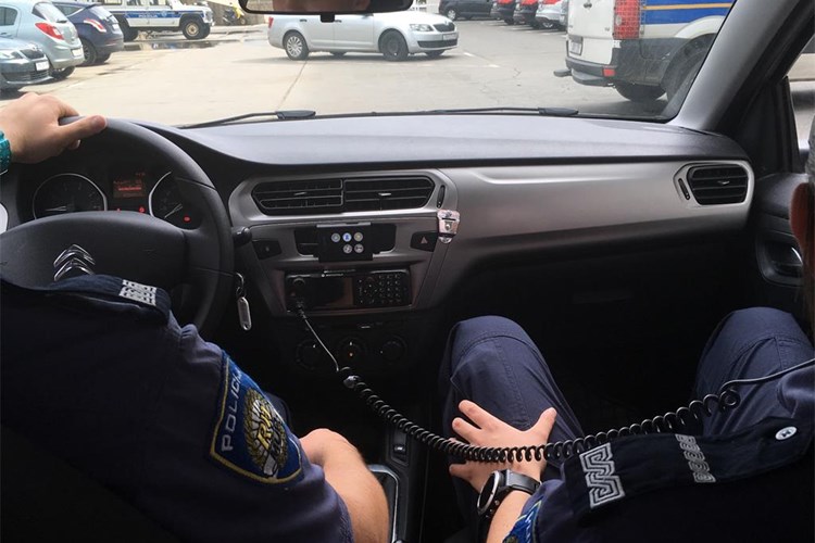 Slika /2018/policajaci u vozilu.JPG